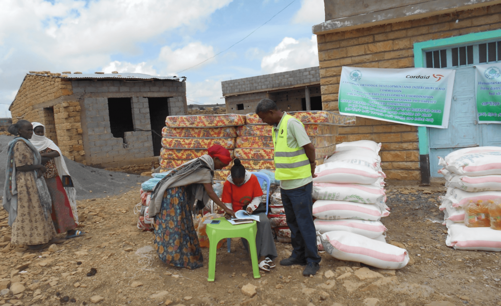 Hulpverleners delen voedsel uit in Enderta district Tigray.